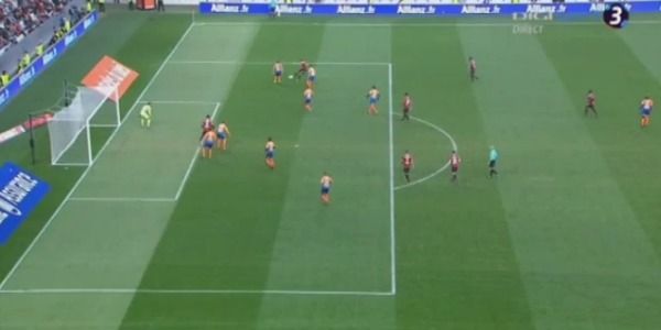 Balotelli zet zichzelf in de schijnwerpers met knappe goal in Frankrijk