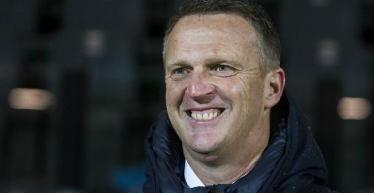 Van den Brom begrijpt er niets van: 'Ik keek op m'n telefoon: wat is er gebeurd?'