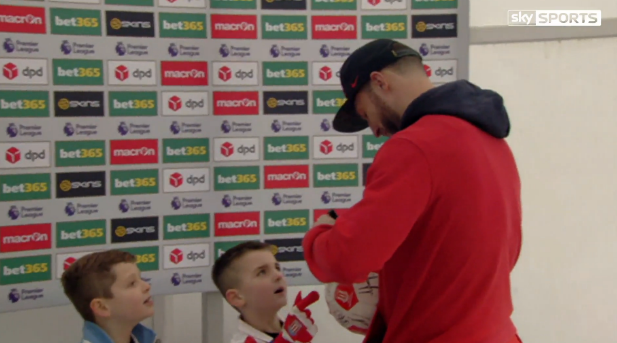 Heerlijk fragment: bijdehante Stoke-mascotte dolt met Pieters en Martins Indi