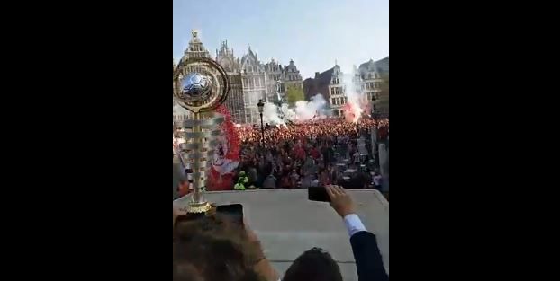 KNAP! Mensenmassa ontvangt in het 't Stad de kampioen