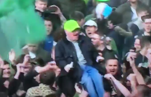 Uitgelaten taferelen na promotie: fan in rolstoel op de schouders in Engeland