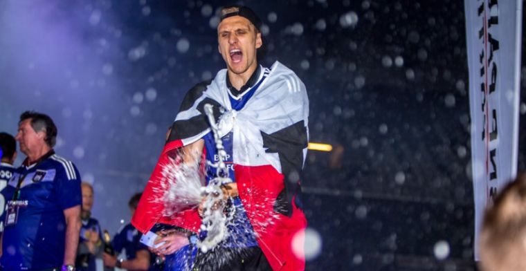 Teodorczyk is kampioen, en dat viert hij op zijn nu befaamde wijze