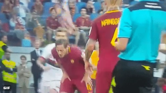 Hij kon het niet laten: Totti eindigt Roma-tijdperk met truc