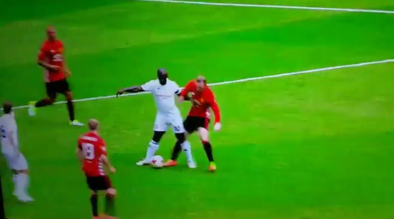 Seedorf heerst bij Carrick-testimonial en deelt zelfs panna uit