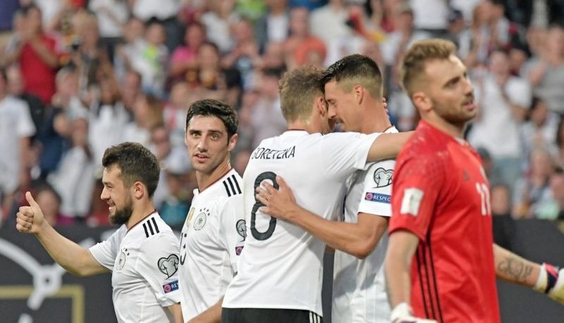 Younes draagt met goal en assist bij aan Duitse monsterzege; hattrick Lewandowski Afbeelding: Younes draagt met goal en assist bij aan Duitse monsterzege; hattrick Lewandowski