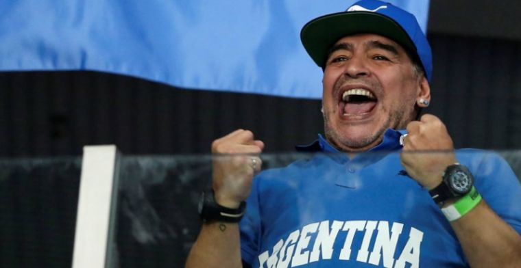Maradona meldt zich via manager aan bij PSV: Zaterdag ben ik bij de wedstrijd