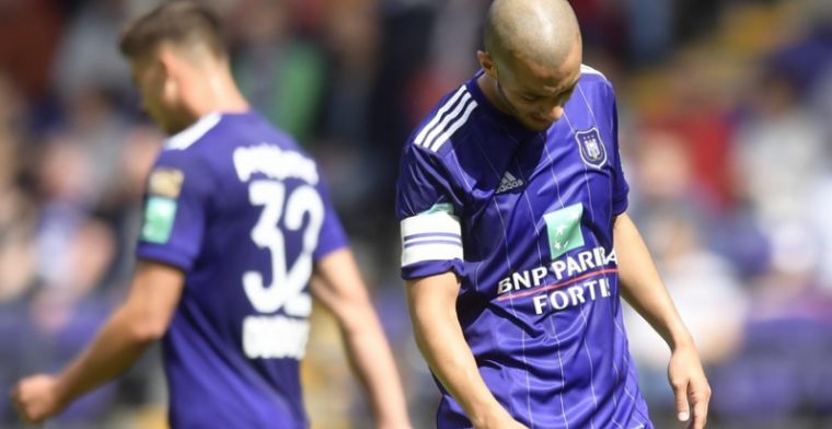 Donkere wolken boven Anderlecht, kapitein Hanni wijst naar defensie