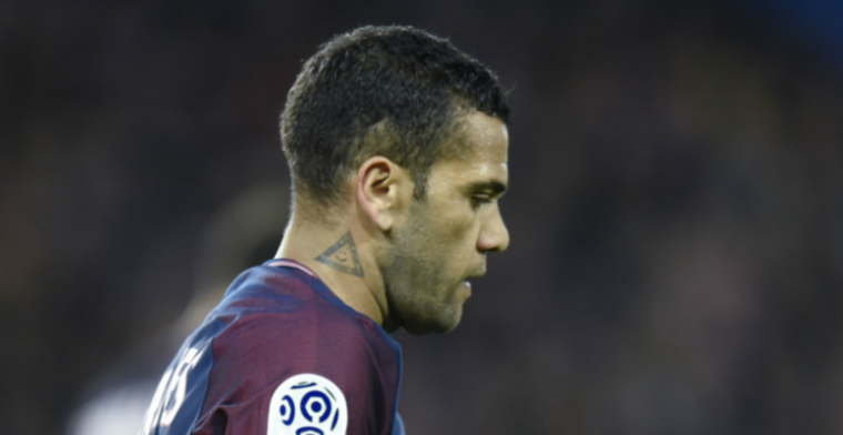 Dani Alves slaat terug op Twitter: 'Weet niet welke wedstrijd jij gezien hebt..'