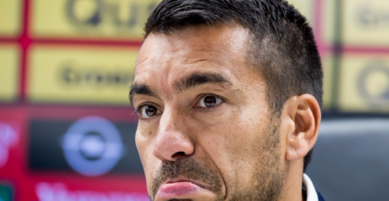 Van Bronckhorst zwaar over de zeik: Ik zei toch dat hij al last had?