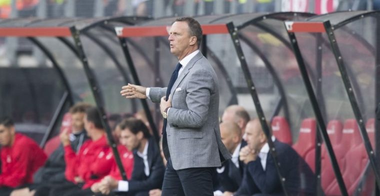 Van den Brom reageert na pijnlijk verlies: 'Dat is onzin, hou op'