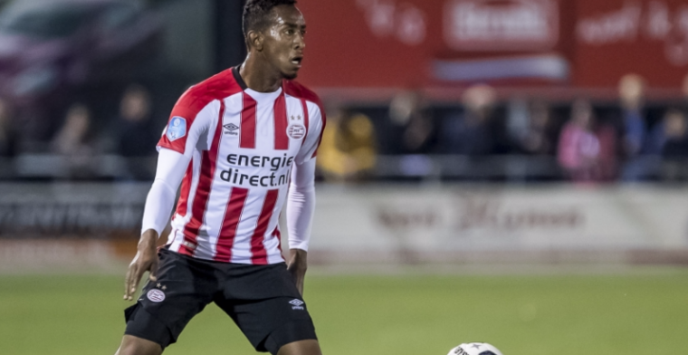 'Hij investeert veel in zichzelf bij PSV en gaat niet bij de pakken neerzitten'