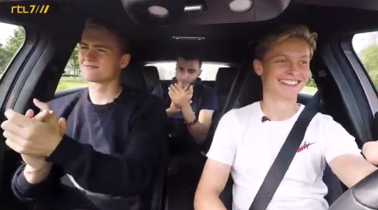 De Ligt Werkt Op De Lachspieren Met Vertolking Van Hazes Nummer Voetbalprimeur