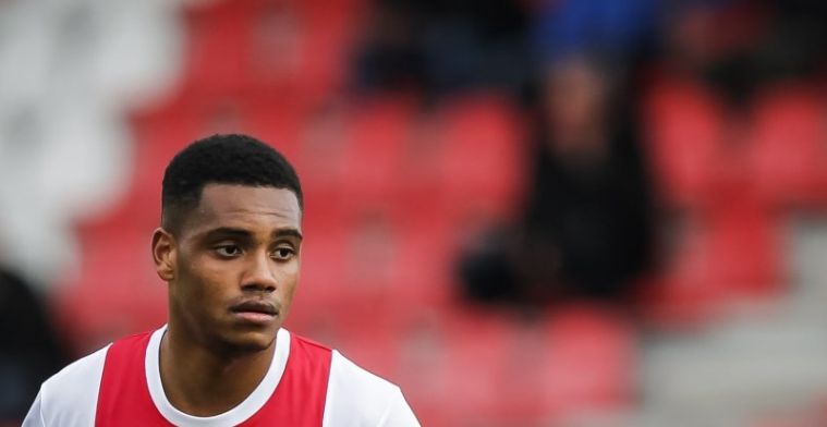 'Hij loopt met Google Translate rond bij Ajax. Geen Engels, geen Nederlands'