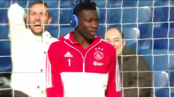 Relaxte Onana zet koptelefoon af voor Feyenoord-fans en lacht breeduit