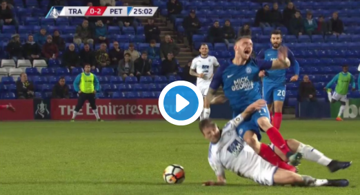 Vliegende tackle met twee benen in de FA Cup: Drie rode kaarten tegelijk