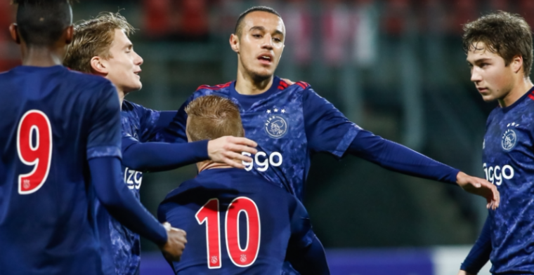 Jong Ajax geeft het helemaal weg en is het even kwijt, Jong PSV wint wel