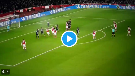 Young haalt FIFA-tactiek uit de kast bij vrije trap Özil