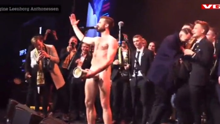 Rel in Noorwegen: bekerwinnaar voert striptease uit en stopt piemel in hoofdprijs