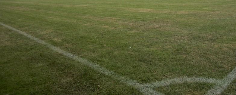 Article image Afbeelding: Rel in Oostenrijk en Bosnië: speler gooit op camera glazen flessen tegen moskee