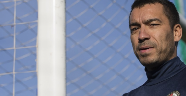 Van Bronckhorst heeft belangrijk nieuws voor duo: 'Moet het ze nog vertellen'