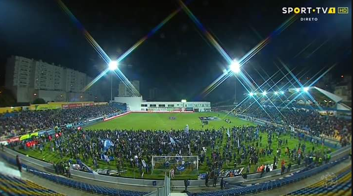 Honderden FC Porto-fans vluchten het veld op: tribune op instorten Afbeelding: Honderden FC Porto-fans vluchten het veld op: tribune op instorten
