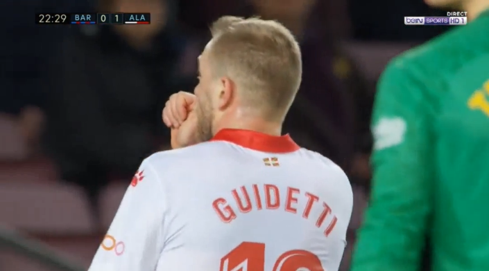 Guidetti scoort tegen Barcelona in Camp Nou en stopt duim in z'n mond