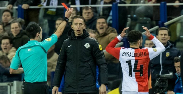 Van Bronckhorst roept speler ter verantwoording: 'Dan vraag ik me af: waarom?'