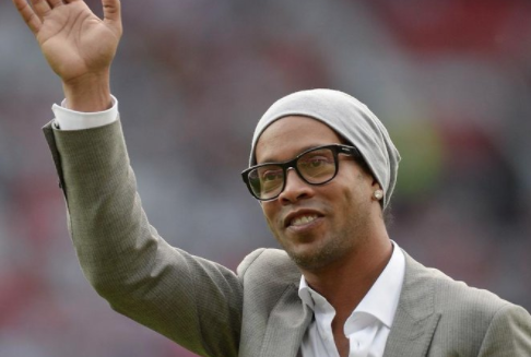 Ronaldinho no acude al partido y los aficionados atan con cintas a un organizador