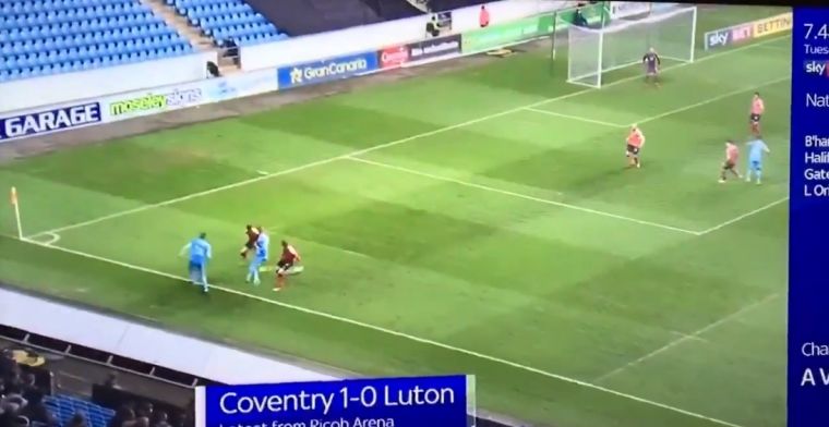 Rare goal in League Two: 'hakpiroutte' aan de zijlijn, over de bal heen maaien