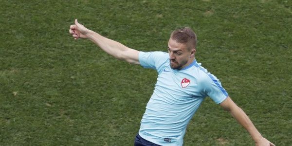 'Besiktas-verdediger scheldt scheidsrechter uit en riskeert twee jaar celstraf'