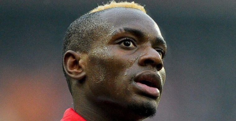 Geweldige beelden, Mpoku - in maatpak - warmt de fans van Standard op