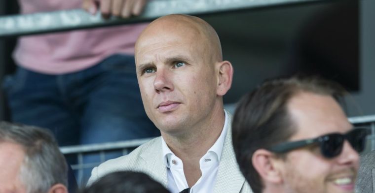 Van Halst schrikt van agressie en verlaat stadion onder begeleiding: 'Niet leuk'