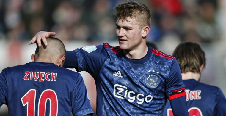 'Scouts van Barcelona op de tribune tijdens oefenduels Nederlands elftal'