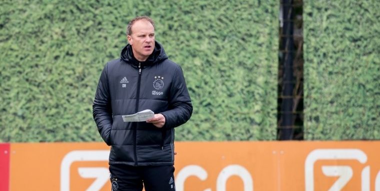 'Toen kwam Bergkamp binnen. Al mijn teamgenoten stonden op, maar ik bleef zitten'
