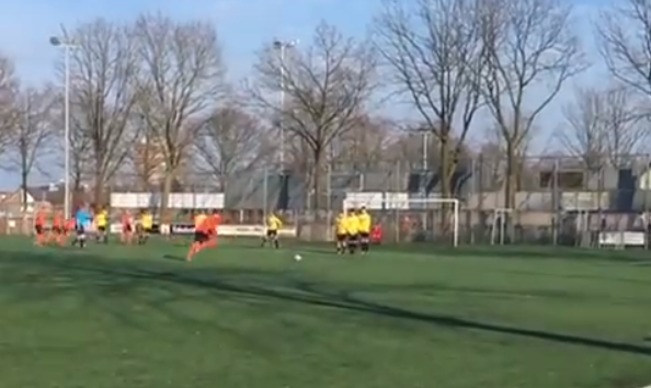 Genieten: Van Hooijdonk (48) krult vrije trap fenomenaal binnen in Vierde Klasse