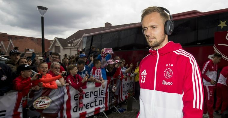 Boze supporters wachten spelersbus van Ajax op bij Johan Cruijff Arena
