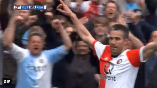 Van Persie doet het voor Feyenoord: aanname met de borst en prachtig schot