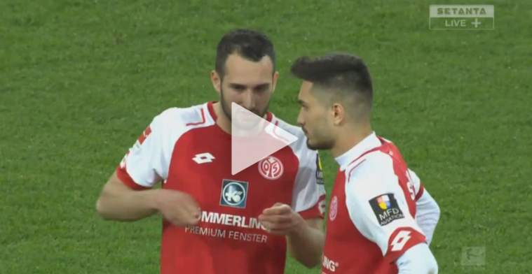 Duitse VAR geeft penalty tijdens de rust, spelers moeten terug het veld in