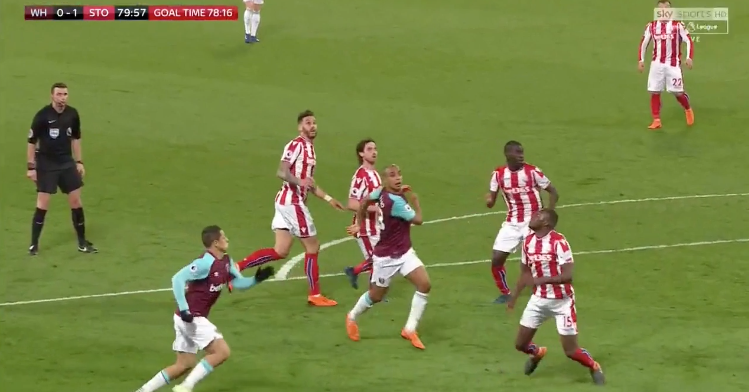 Chicharito Gaat Met Schwalbe Tegen Martins Indi Voor Fallon D