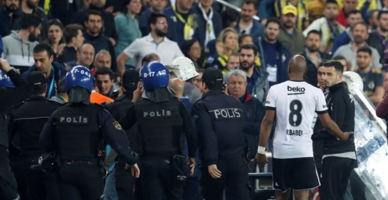 Turkse topper escaleert volledig: rood Pepe, bekogelde trainer naar het ziekenhuis