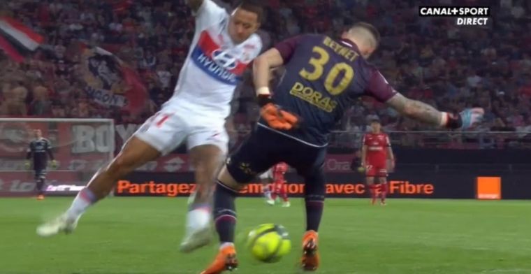 Memphis wordt uitgekapt door lachende doelman en struikelt over eigen benen