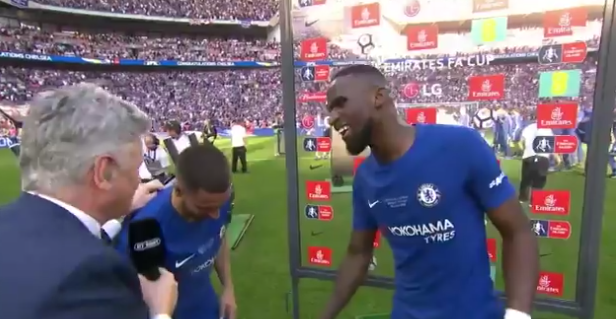 LOL! Ploegmaat van Hazard doet smeekbede aan Rode Duivel: Blijf aub!