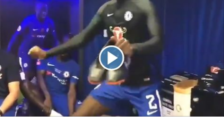 LOL! Chelsea-verdediger bouwt een feestje in zijn eentje