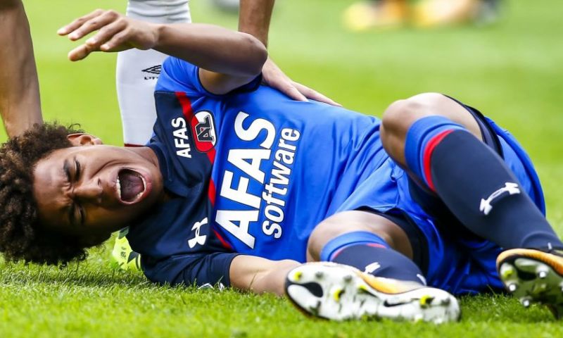 Article image Afbeelding: Van den Brom treurt: 'Onze beste speler, maar na zeven minuten lag hij eraf'