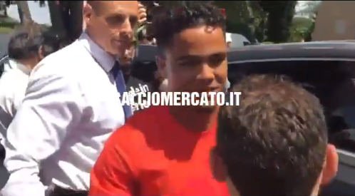 Beelden uit Italië: Kluivert arriveert onder grote belangstelling voor keuring