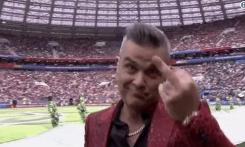 Robbie Williams steekt middelvinger op bij openingsceremonie WK