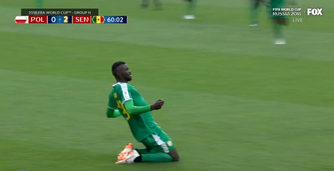 Senegal straft Pools geklungel af: Niang maakt een van meest opmerkelijke WK-goals