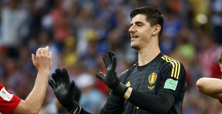 Cesc Fabregas plaagt ploegmaat Courtois: Dat begon tijd te worden