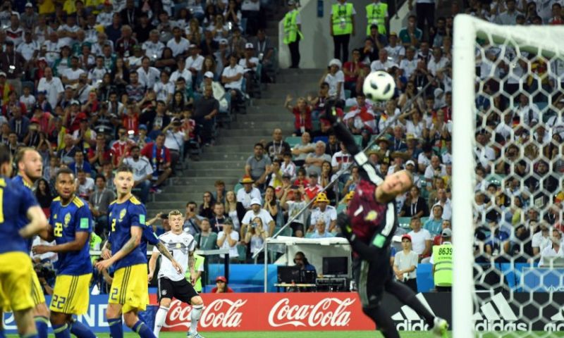 Kroos schiet raak in 95e minuut (!) en laat Duitsland sensationeel ontsnappen