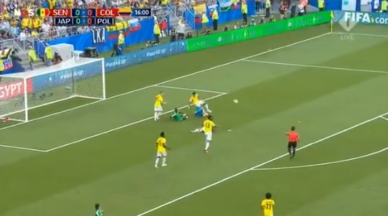 Makkelie grijpt in: Sánchez ontsnapt aan penalty met briljante tackle
